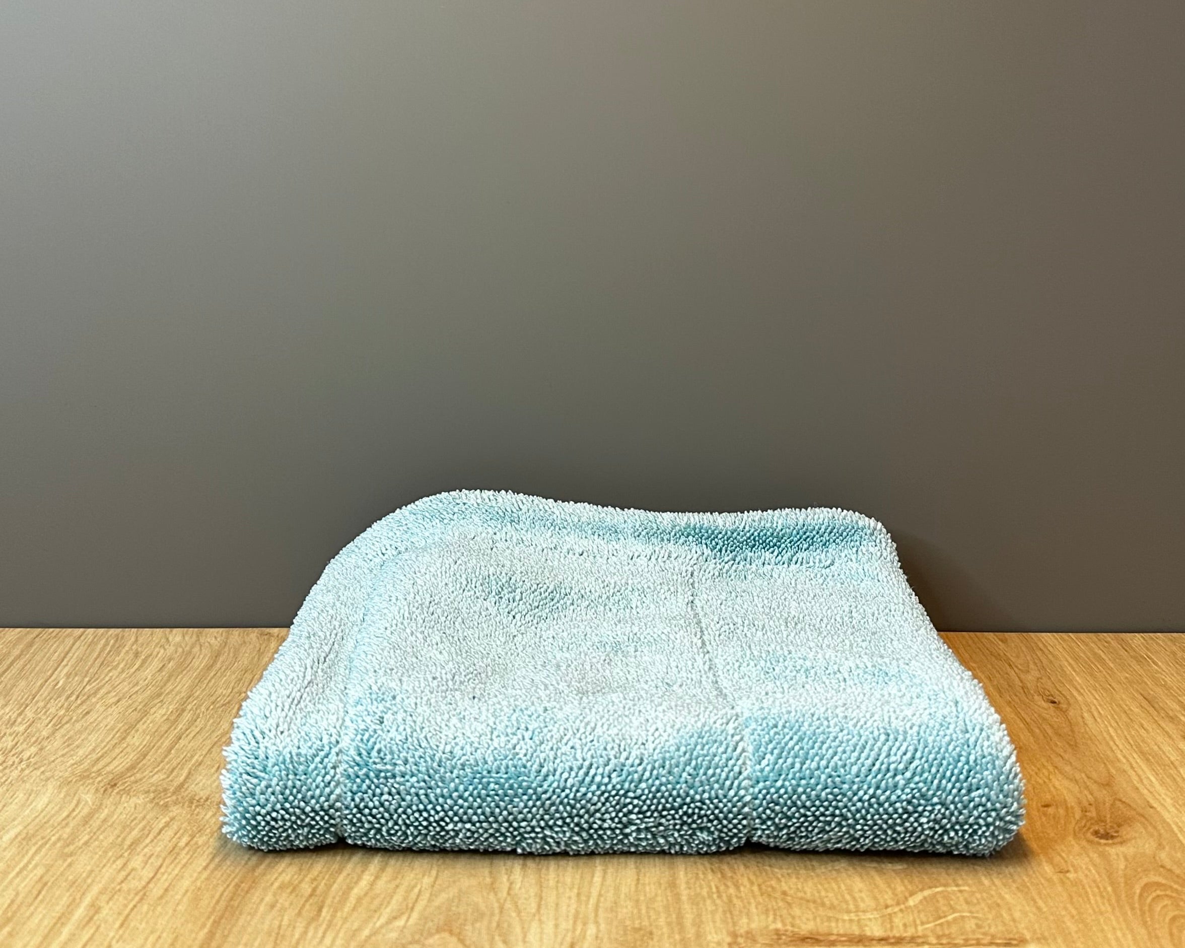 THE LIQUID8R TWIST LOOP MICROFIBER DRYING TOWEL